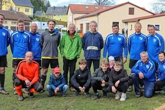 Reichenbachs Fußballmärchen - Drei Fußball-Generationen zusammen in Reichenbach auf dem Feld. "Wir hatten Jahre, da tauchte der Name Walther fünfmal auf dem Spielberichtsbogen auf", berichtet Philipp Walther, der aktuelle Kapitän der Sportfreunde (hintere Reihe, 3. v. r.)