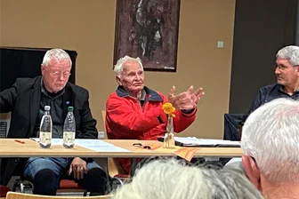 Reichenbachs OB Schreiber hatte Kenntnis von den Nazi-Krankenmorden - Zeitzeuge im Zeugenstand. Rolf Schneider erzählte beim Forum über seine Begegnung mit Otto Schreiber im Speziallager Mühlberg - dort kam der Ex-OB 1946 ums Leben. Links: Historiker Gerd Naumann, rechts: CDU-Stadtrat Stephan Hösl.