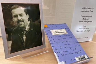 Reichenbachs OB sperrt sich gegen Gedenkstein für Jürgen Fuchs - Ausschnitt aus einer Vitrine in der Jürgen-Fuchs-Bibliothek, die an den Namensgeber erinnert.