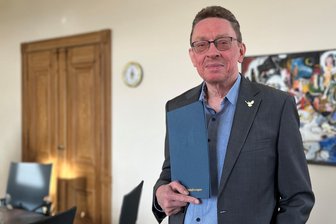 Reichenbachs OB trotz Sparzwang optimistisch: „Das Glas ist halb voll“ - Reichenbachs Oberbürgermeister Henry Ruß hat die Prioritäten für 2025 festgezurrt.