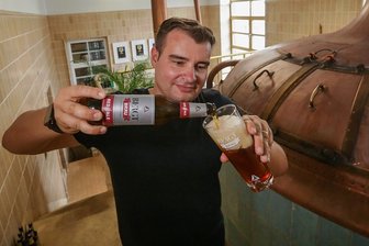 Reichenbrander Traditionsbiermarke "Bergt-Bräu" kehrt nach Namensstreit in die Läden zurück - Michael Bergt leitet die Reichenbrander Brauerei in fünfter Generation. Mit modernen Etiketten hat er die Marke "Bergt-Bräu" wiederbelebt.