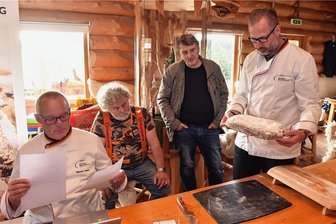 Reichlich Butter muss sein: Ein Hauch von Weihnachten in Blockhausen in Dorfchemnitz - Umgeben von Publikum und Fachleuten, waren Michael Ibensee aus Hannover, links und André Bernatzky aus Dresden die Chefjuroren. 