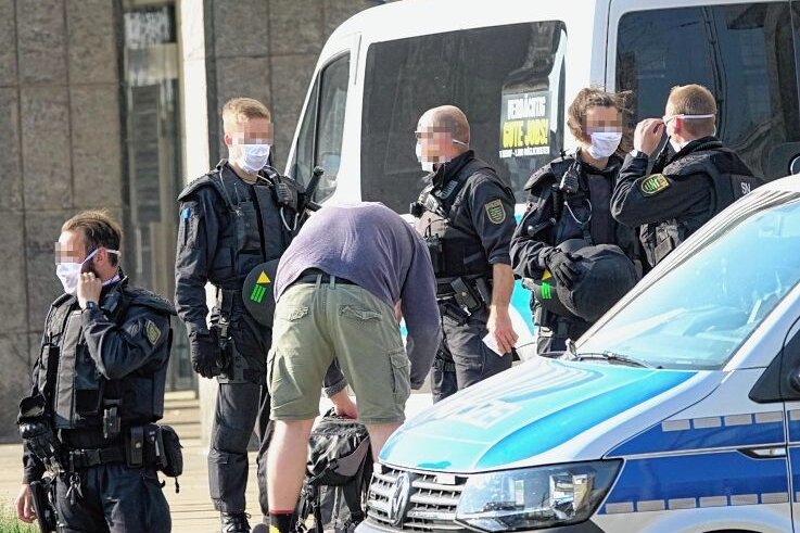 Reichsbürger droht Polizeibeamten vor Gericht - Zahlreiche Polizeibeamte verhinderten am 24. April 2020 in der Chemnitzer Innenstadt eine Demo von Gegnern der Corona-Maßnahmen. 