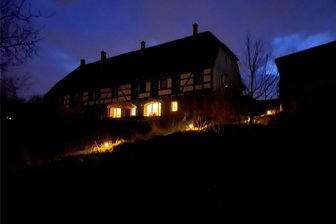 Reichsbürger-Geheimtreffen im Vierseitenhof: Mit Kaffee und Kuchen zum germanischen Parallelstaat - In einem Vierseitenhof an der Elbe haben die Germaniten über nichts weniger als den Aufbau eines Parallelstaates gesprochen – mit eigener Bank, eigenem Ausweis und eigenem Schulsystem.