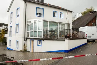 Reichsbürger in Sachsen: Legale Waffen werden entzogen, reicht das? - Die Wende in der Einschätzung zur Gefahr durch Reichsbürger kam 2016. Aus diesem Haus im fränkischen Georgensgmünd schoss ein 49-jähriger Reichsbürger auf vier Polizisten, die seine Entwaffnung hatten durchsetzen sollen. Ein 32-jähriger Beamter erlag seinen Verletzungen. 