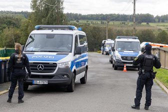 Reichsbürger-„Königreich“ in Halsbrücke“: Polizeieinsatz am Kanzleilehngut - Polizisten kontrollieren am 14. September 2024 die Zufahrten zum Kanzleilehngut in Halsbrücke. Autofahrer, Fußgänger und Fahrradfahrer werden überprüft.