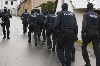 Thüringen: Einsatzkräfte der Polizei laufen zum Jagdschloss, während der Durchsuchung durch die Polizei.