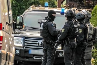 Reichsbürger-Schießtraining für Umsturzpläne? Festnahmen im Erzgebirge und in Chemnitz - Sondereinsatzkräfte der Polizei durchsuchten am Donnerstagmorgen eine Wohnung in Annaberg-Buchholz.
