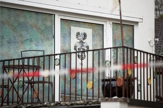 Reichsbürger-Szene in Sachsen wächst - ihre Entwaffnung lahmt - Das Haus eines "Reichsbürgers" in Georgensgmünd in Bayern. Als im Oktober 2016 Polizisten das Gebäude durchsuchen wollten, schoss der Mann auf sie, tötete einen Beamten und verletzte zwei weitere. Der Fall machte erstmals drastisch klar, dass es in der Szene auch gewaltbereite Personen mit Waffen gibt. 