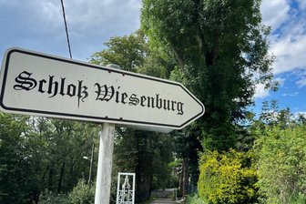 Reichsbürger-Verdacht in Wildenfels: Stadt will Schloss Wiesenburg selber kaufen - Welche Richtung nimmt die Entwicklung um Schloss Wiesenburg? Die Stadt Wildenfels will das in Privatbesitz befindliche Schloss kaufen, um es vor dem Zugriff sogenannter Reichsbürger zu schützen. Am Dienstag soll der Stadtrat darüber entscheiden.