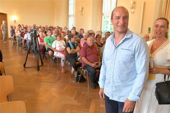 Reichsbürger-Verkaufsstand auf dem Oederaner Wochenmarkt? „Königreich Deutschland“ sorgt für Diskussion im Stadtrat - Der selbst ernannte König Peter Fitzek, hier bei einem Bürgerforum in Halsbrücke. Zu seinem Fantasie-Staat gehören nach eigenen Angaben 697 Betriebe.