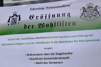 Reichsbürger werben in Mittweida für Wahlen - Laut den sächsischen Verfassungsschützern sollen die Plakate, die unter anderem in Mittweida festgestellt wurden, "einen offiziellen und 'amtlichen' Anschein erwecken". Typisch sei dabei die Verwendung scheinbar staatlicher Symbole, wie Flaggen oder Siegel, sowie die Durchführung pseudodemokratischer Veranstaltungen.