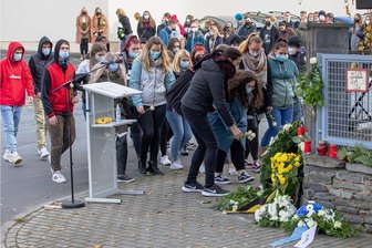 Reichspogromnacht: So gedenkt Plauen der jüdischen Opfer - Schüler verschiedener Bildungseinrichtungen legten am Mittwoch anlässlich des 83. Jahrestages der Reichspogromnacht Blumen am einstigen Standort der Plauener Synagoge an der Engelstraße ab.