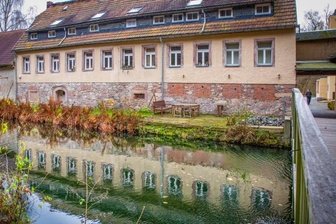 Reif für die Insel: Wohnen in der Weberei - Vom Wanderweg führt eine Brücke über den Mühlgraben auf die Insel.