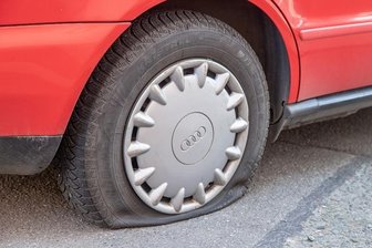 Reifen an 14 Fahrzeugen in Zwickau zerstochen - Der zerstochene Reifen eines Audis in Zwickau.