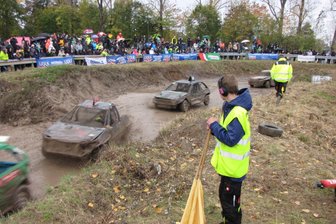 Reifen quietschen, Motoren heulen, Fans jubeln: Das Stockcar-Rennen begeistert Hartha - Der Hang an der Südkurve gilt als berüchtigt. Nicht selten landen Piloten auf dem Dach.