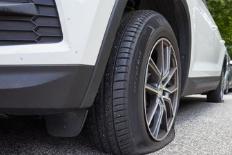 Reifen von Mercedes an Pöhl-Bungalowsiedlung in Neuensalz mutwillig beschädigt - Am Donnerstag hat man ein beschädigtes Fahrzeug gefunden.