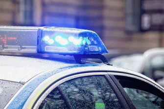 Reifenbrand: A 72 bei Treuen kurzzeitig voll gesperrt - Wegen der Gefahr einer glatten Fahrbahn war die A 72 bei Treuen am Montagmorgen in Richtung Chemnitz für etwa eine halbe Stunde voll gesperrt.
