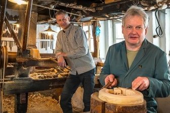 Reifendreher-Handwerk soll in die Zukunft gerettet werden - Hans-Günter Flath (r.) und Dirk Weber drehen im Seiffener Freilichtmuseum Reifen und spalten danach Figuren ab. 