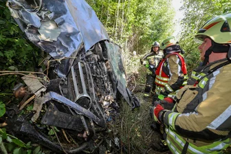 Reifenplatzer führt zu schwerem Unfall auf der A4 zwischen Wüstenbrand und Hohenstein-Ernstthal - Ein schwerer Verkehrsunfall hat sich am Donnerstag auf der A4 ereignet.