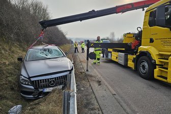 Reifenplatzer führt zu Unfall auf A 4 zwischen Meerane und Schmölln: Vollsperrung dauert eine Stunde – Schaden summiert sich auf 40.000 Euro - Der Mercedes, der zwischen Leitplanke und Böschung gelandet ist, wird abtransportiert.
