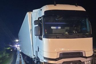 Reifenplatzer sorgt auf A 72 bei Treuen für Vollsperrung - Für einen Großeinsatz der Hilfsdienste sorgte am Sonntagabend ein Sattelzug nach einem Reifenplatzer auf der A 72 bei Treuen.