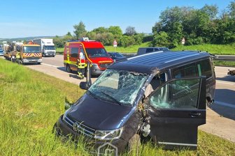 Reifenschaden auf A 4: Unfall mit zwei Verletzten - Feuerwehr Frankenberg im Einsatz - Einen Reifenplatzer hatte ein Transporter auf der A 4.