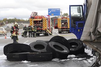 Reifenschaden: Sattelzug fängt Feuer - 