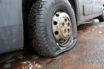 Reifenstecher beschädigen in Chemnitz 19 Fahrzeuge - 20 Reifen von 19 Autos sind in der Nacht zu Samstag im Chemnitzer Stadtteil Ebersdorf beschädigt worden.