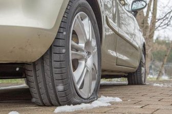 Reifenstecher beschädigen mehrere Fahrzeuge - 