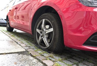 Reifenstecher beschädigen zwölf Autos - 