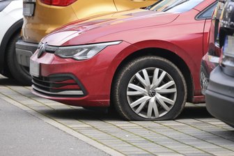 Reifenstecher in Chemnitz unterwegs: Sieben Autos betroffen - Platter Reifen im Heckert. Mehrere Autos sind betroffen.