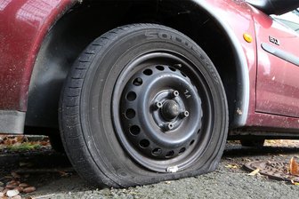 Reifenstecher in Crimmitschau unterwegs - Die Reifen eines Pkw Kia wurden an der Wilhelm- Liebknecht-Straße Crimmitschau beschädigt.