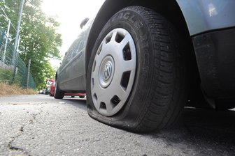 Reifenstecher in Freiberg: SUVs vermehrt betroffen - In Freiberg sind Reifenstecher unterwegs, hier ein Illustrationsfoto aus Chemnitz.