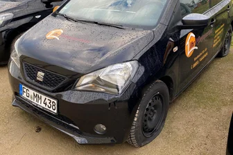 Reifenstecher in Mittweida machten in einer Nacht gut 20 Autos platt: Kann ein Video der Polizei helfen? - Bei mehreren Autos eines Pflegedienstes in Mittweida wurden im November die Reifen zerstochen und der Lack zerkratzt.