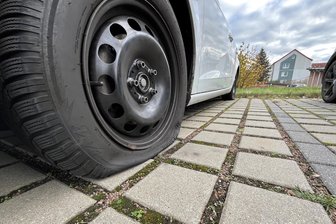 Reifenstecher in Mittweida: Polizei sind bislang 26 betroffene Autos in der Nacht zum Mittwoch bekannt - Ein Auto mit zerstochenen Reifen am Bahnhof in Mittweida. Foto: Falk Bernhardt