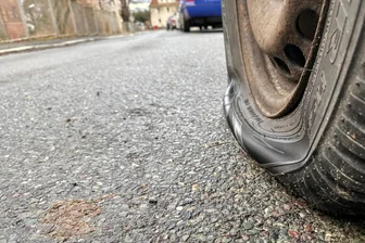 Reifenstecherei, Wasserpistolen-Attacke und Ohrfeigen - erneuter Rachefeldzug in Reichenbach? - Bild aus dem Februar. Damals gab es vor einem Reichenbacher Wohnblock reihenweise platte Reifen. Dann war lange Ruhe. Doch die war offenbar trügerisch, im Spätsommer war eine Wasserpistolen-Attacke Auftakt für neues Ungemach.