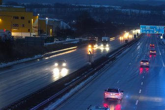 Reifenteile beschädigen 25 Autos bei Unfall auf A 4 bei Glauchau: „Wenn es gerumpelt hat, muss das Auto auf die Hebebühne“ - Blick zur A 4 zwischen Glauchau-Ost und Glauchau-West. Nach einem Reifenplatzer wurden am Mittwoch rund 25 Autos beschädigt.