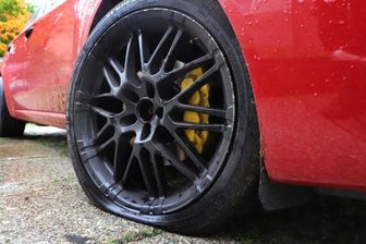 Reifenventile an falsch geparkte Autos gelockert - Polizei stellt mutmaßlichen Täter -