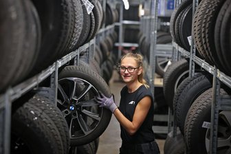 Reifenwechsel steht an: Was kostet er in Werkstätten im Landkreis Zwickau? - Zwickaus ATU-Chefin Lisa Jentsch im Reifenlager. 850 Sätze Reifen können hier gelagert werden.