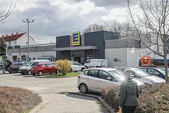 Reihenweise Chemnitzer Seniorinnen beim Einkaufen bestohlen: Gericht schickt Diebes-Duo hinter Gitter - Einer der Tatorte in Chemnitz: Ein Edeka-Markt am Rande des Flemminggebietes. Zwei Männer, die dort und in anderen Märkten der Stadt Seniorinnen bestohlen haben, müssen für mehrere Jahre ins Gefängnis.