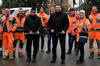 Reimersgrüner Straße in Coschütz nach mehr als einem halben Jahr Bauzeit wieder offen - Bürgermeister Axel Markert und Landrat Thomas Hennig (Mitte von links) geben die Reimersgrüner Straße frei.