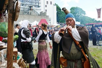 Reimesprecher stellt beim Wolkensteiner Burgfest die Ritter in den Schatten - Zur Abwechslung zückte Theo der Reimesprecher mitunter auch mal kurz sein Instrument.