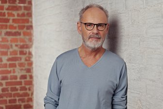 Reinhold Beckmann spürt in seinem neuen Buch einem peinigenden Stück Zeit- und Familiengeschichte nach, indem er sich auf die Spuren seiner vier Onkel mütterlicherseits begibt. Franz, Hans, Alfons und Willi Haber kamen als Soldaten im Zweiten Weltkrieg ums Leben.