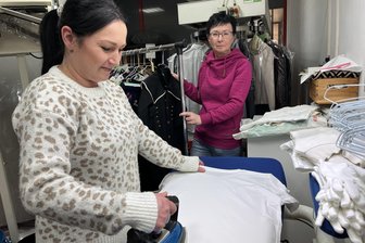 Reinigung am Kaufland in Schwarzenberg schließt – Was wird aus dieser Dienstleistung? - Corinna Eichelberger (hinten) und ihre Tochter Sandra Weiß (vorn) schließen die Reinigung am Kaufland in Schwarzenberg.