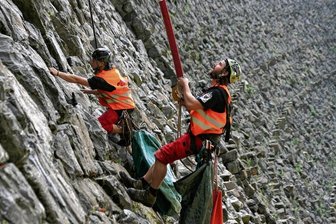 Reinigungsarbeiten: Staumauer der Talsperre Neunzehnhain II gesperrt - Die Sicherheitstechnik für die Kletterer befindet sich auf der Mauerkrone - hier ein Bild von der Reinigung der Talsperre Saidenbach.