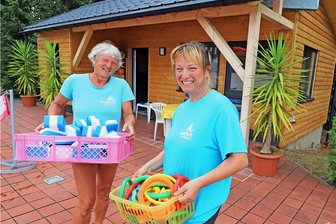 Reinsberg: Badepark-Verein hat neues Schwimmmeisterhaus gebaut - Schwimmmeisterin Ute-Christiane Lauerwald (l.) und Vereinschefin Ute Flemming freuen sich auf das Fest im Badepark Reinsberg. Foto: Wieland Josch