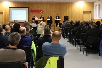 Reinsberg bei Freiberg: Gemeinderat entscheidet über Bürgerbefragung zu Windkraftanlagen - Gut 100 Menschen waren zum jüngsten Windkraft-Bürgergespräch in Reinsberg gekommen.