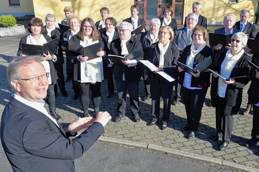 Reinsberg: Ein Chor, der in sechs Sprachen singt - Jens Ulbrich (vorn) ist der musikalische Leiter des Reinsberger Chores - das Bild zeigt ihn bei einer Probe mit dem Ensemble am Dörflichen Gemeinschaftszentrum in Reinsberg. 