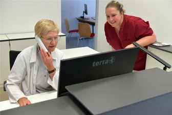 Reinsberg hat eine neue Hausärztin - Kerstin Meyer (links) hat am Dienstag mit Schwester Anja Köhler ihre neue Hausarztpraxis in Reinsberg in Betrieb genommen. Die Fachärztin für Gefäßerkrankungen empfängt in den Räumen am Rathaus vorerst dienstags von 14.30 bis 17 Uhr Patienten. Eine Voranmeldung sei nicht erforderlich, eine Ausweitung der Sprechzeiten denkbar.